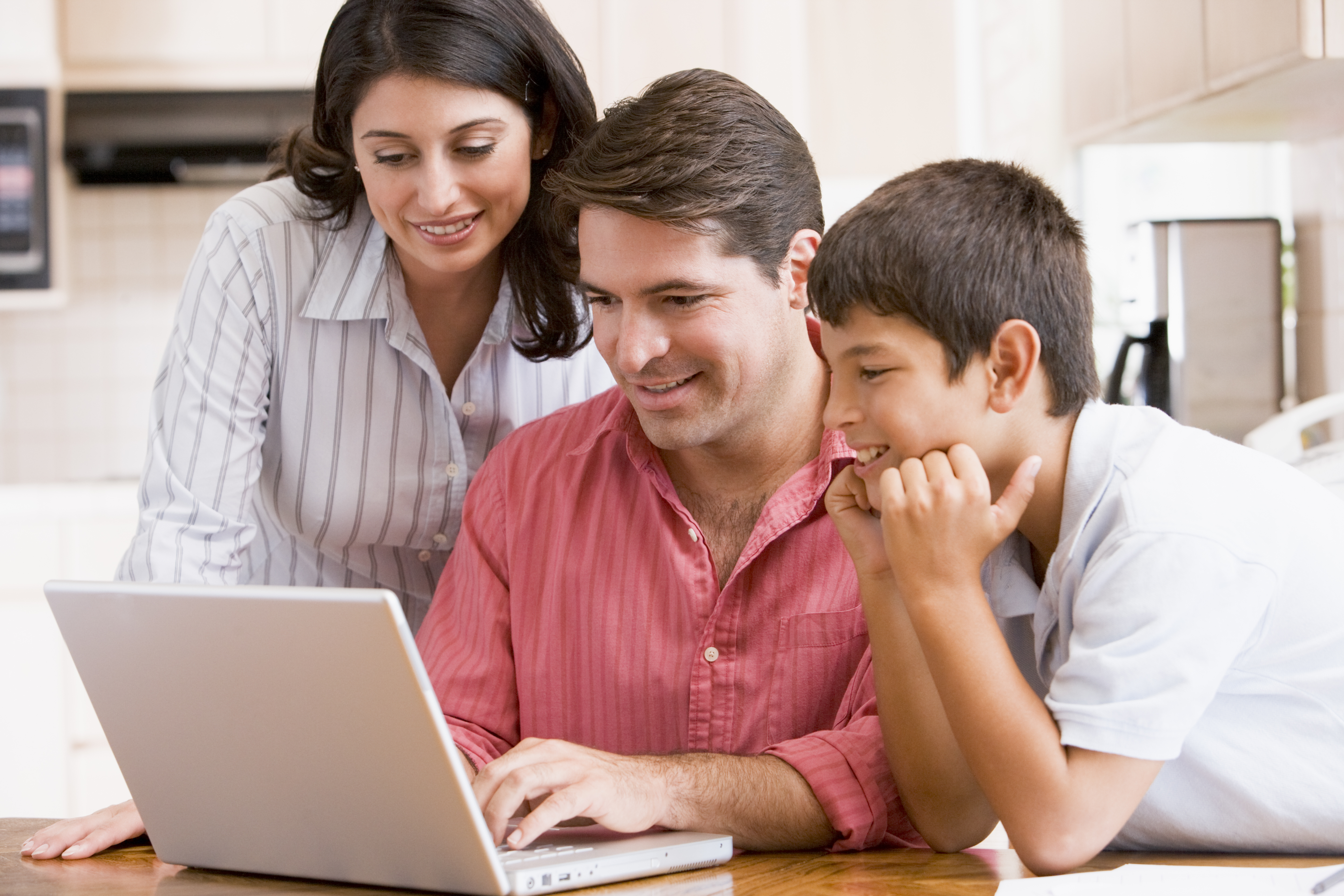 Что помогает людям учиться. Родители и дети. Семья у компьютера. Счастливая семья за компьютером. Семья с ноутбуком.
