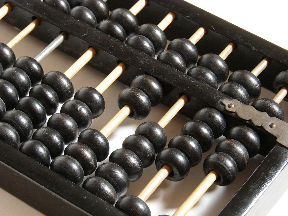 Image of Chinese abacus displaying the decimal number 2,048.
