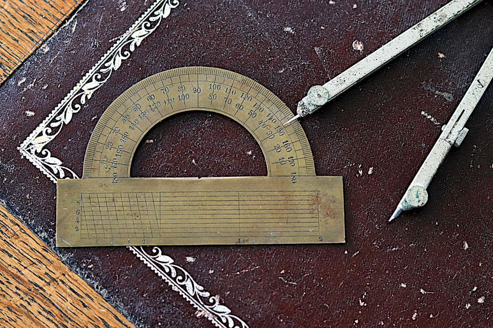 Brass protractor circa 1800 with compass by Compo, CC BY-SA 4.0, via Wikimedia Commons