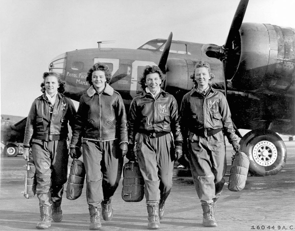 Women Airforce Service pilots (WASPs) Frances Green, Margaret “Peg” Kirchner, Ann Waldner and Blanche Osborn, leave their B-17 Flying Fortress aircraft, “Pistol Packin’ Mama,” during ferry training at Lockbourne Army Airfield, Ohio, USA.