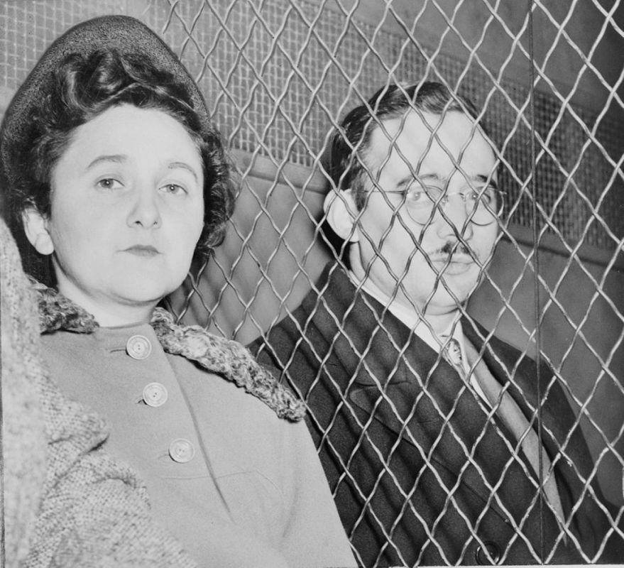 Julius and Ethel Rosenberg, the first American civilians to be executed for conspiracy to commit espionage, as they leave the U.S. Court House after being found guilty by jury. 1951. Roger Higgins, photographer from “New York World-Telegram and the Sun.” Public domain, via Wikimedia Commons.